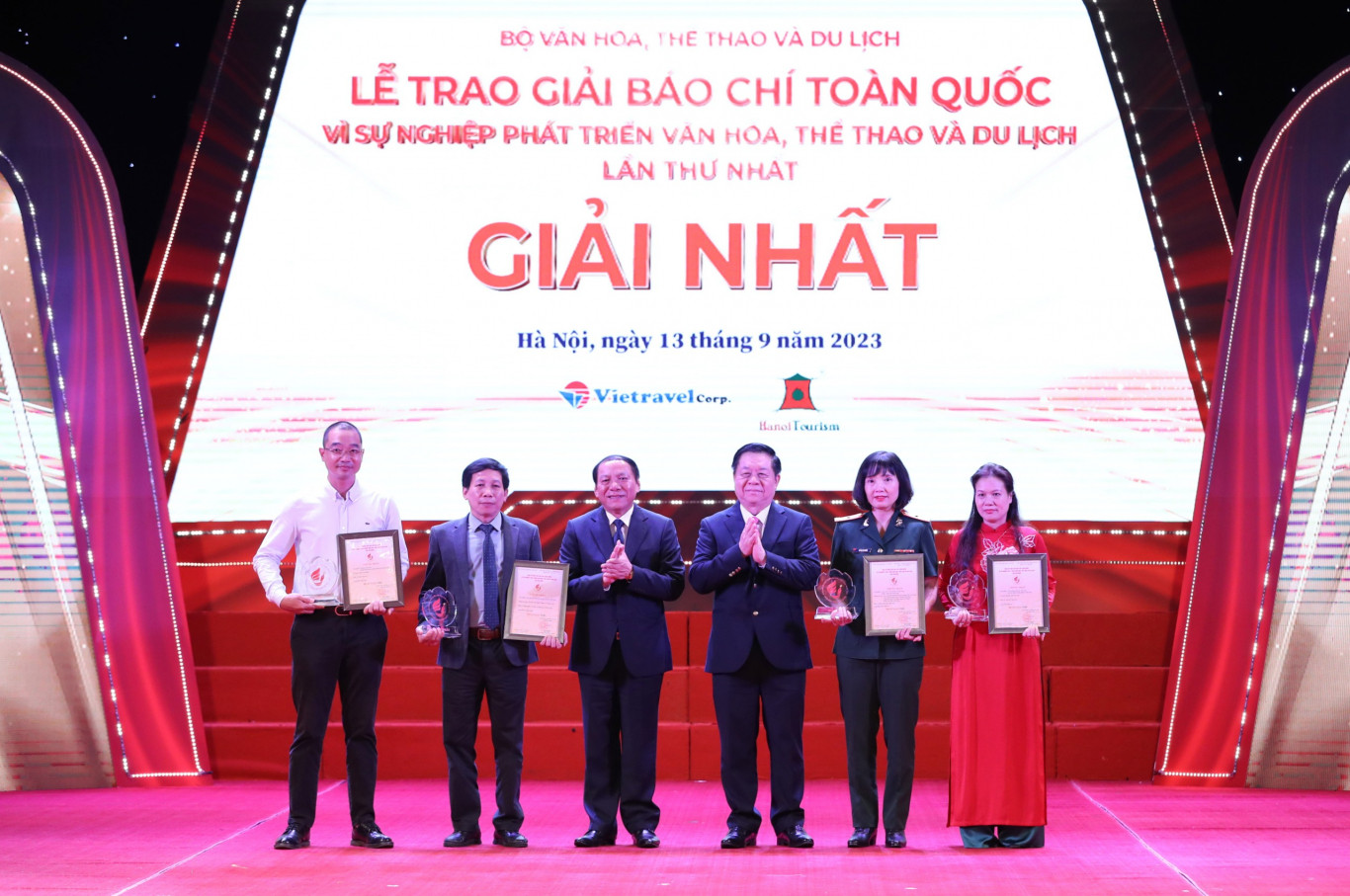 Các đồng chí: Nguyễn Trọng Nghĩa, Bí thư Trung ương Đảng, Trưởng ban Tuyên giáo Trung ương; Nguyễn Văn Hùng, Bộ trưởng Văn hóa, Thể thao và Du lịch trao Giải Nhất cho các tác giả đoạt giải